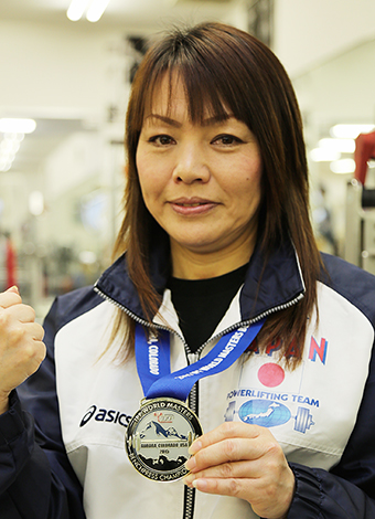 世界マスターズベンチプレス選手権で金メダルを獲得した渡辺礼美さん