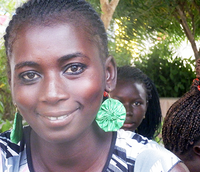 布をリサイクルして作ったピアスを着けた女の子