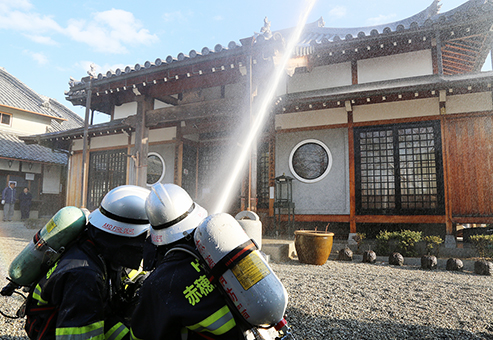 「文化財防火デー」に普門寺で行われた消防訓練
