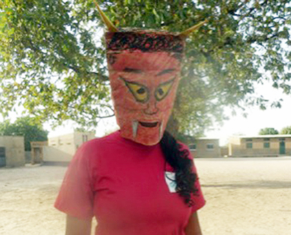 手作りお面で鬼に扮した担任の先生