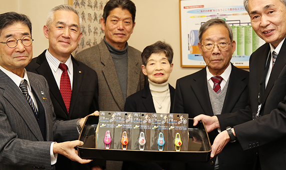 新年度に入学する新中1生向けに寄贈されたセーフティーライト