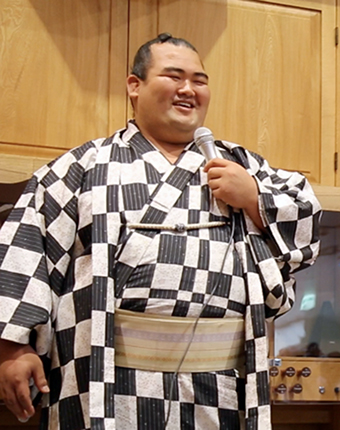 笑顔でスピーチする琴奨菊関