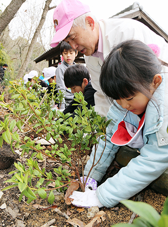 坂越小児童と茶臼山に市花・ツツジを植えた赤穂ロータリークラブの植樹活動