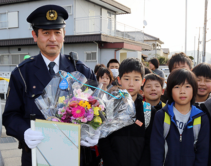 子どもたちから感謝のプレゼントを贈られた池添浩幸巡査長