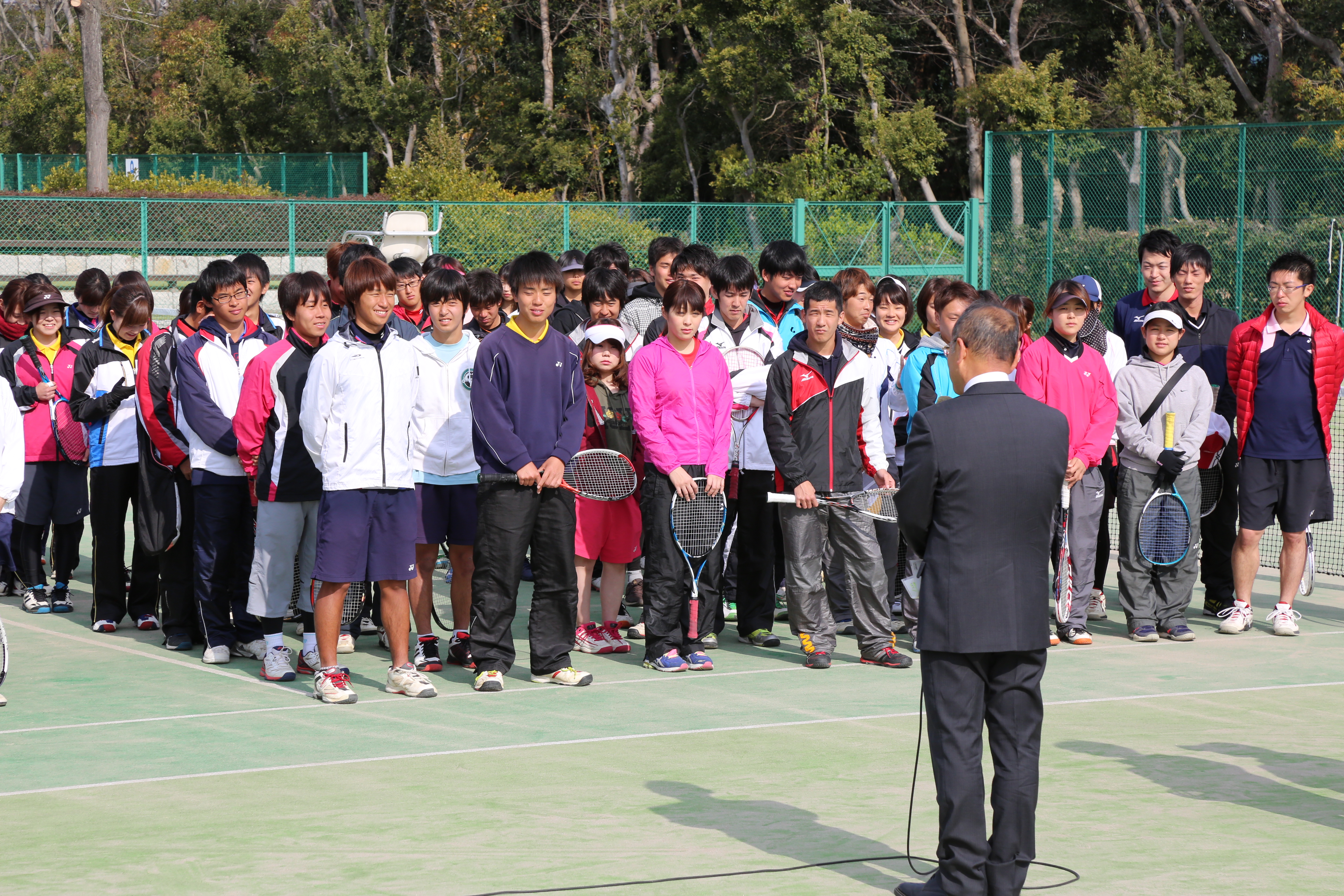 大勢の“ドクターの卵”が来穂した医学生ソフトテニス大会