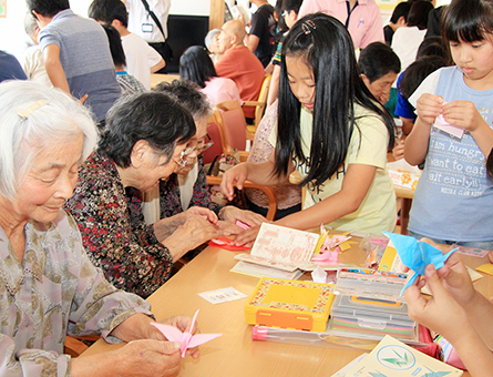 折り紙などで高齢者との交流を楽しんだ城西小の福祉施設訪問