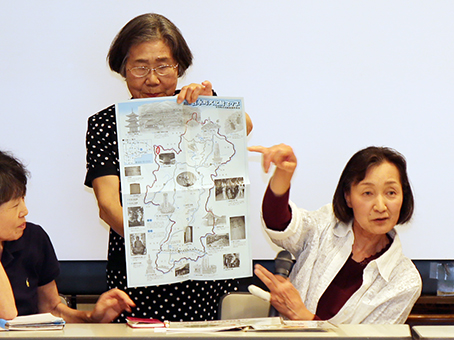 産廃処分場建設計画を白紙撤回に追い込んだ住民運動の経験を語った久次幸子さん(右)