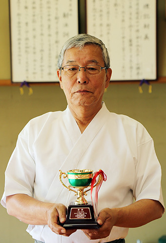 県ねんりん弓道交流大会の称号男子の部で優勝した住田秀義さん