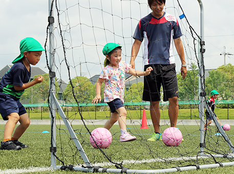 元気いっぱいにボールで遊ぶ子どもたち