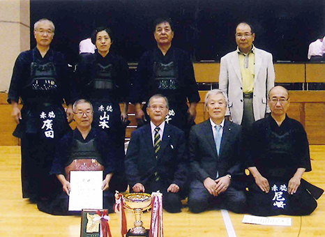 地区別剣道交流大会で2年ぶりに優勝した西播代表=連盟提供