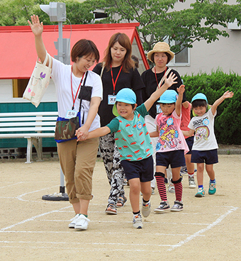 保護者と一緒に横断歩道の渡り方を練習した親子交通安全教室