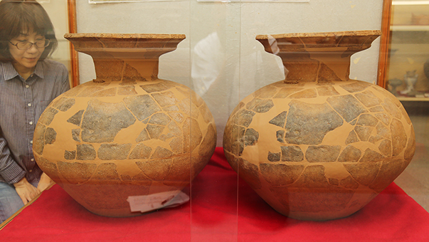 復元土器の実物とレプリカを並べて展示している企画展