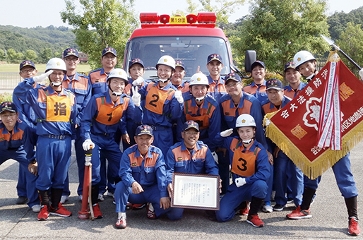 消防操法の西播磨大会で初優勝に輝いた第1分団=同分団提供
