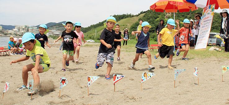 浜辺で楽しい一日を過ごした「親子ふれあい活動」
