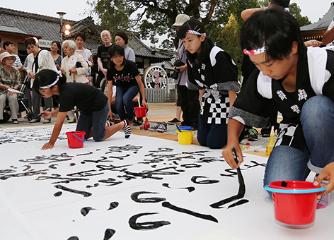 音楽に合わせて筆を振るった書道パフォーマンス