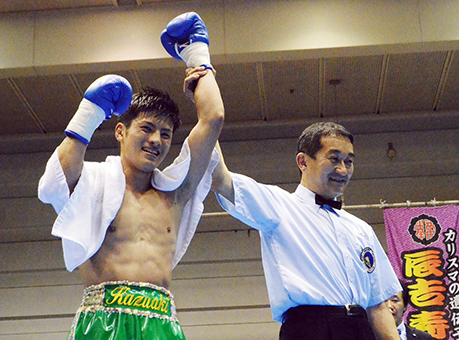 デビュー戦をKO勝利して勝ち名乗りを受ける宮本知彰さん=アポロジム提供