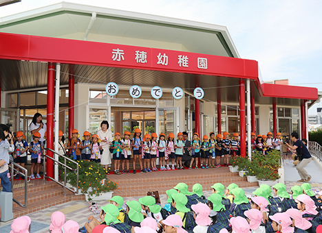 新園舎完成を祝ったテープカット=赤穂幼稚園