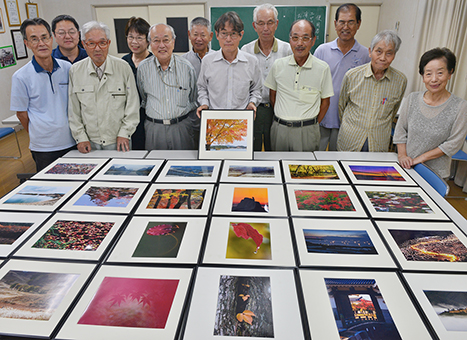 写真展を開く「写壇・あすなろ」のみなさん