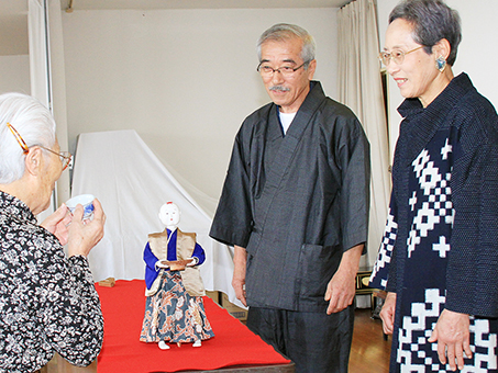 自作のからくり人形でお年寄りを楽しませた塩田憲次さんと久美恵さん夫妻