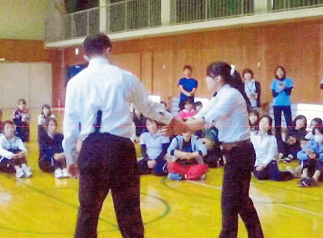 赤穂特別支援学校であった護身術訓練=赤穂署提供