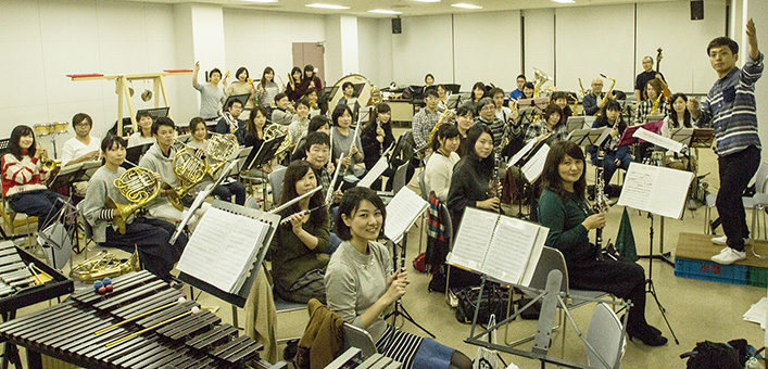 定期演奏会に向けて練習する赤穂市吹奏楽団=同楽団提供