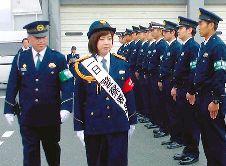 赤穂義士娘の西口奈見さんを「一日署長」に行われた年末特別警戒活動発隊式=同署提供