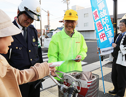 自転車利用者に交通ルールの啓発ちらしを配布した街頭キャンペーン