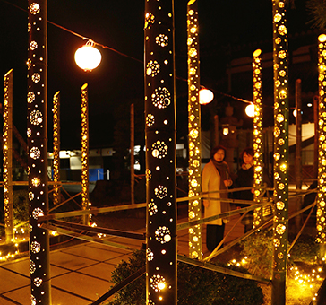 市民ボランティアが部材を加工して制作した竹あかり