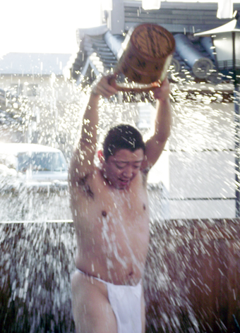 妙典寺で正月恒例の水行