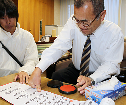 「忠臣蔵」の大河ドラマ化要望署名へ「血判」する明石元秀市長