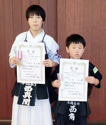 県スポーツ少年団剣道大会の学年別個人戦で優勝した西奥間琴美さんと西角悠君=赤穂市スポーツ少年団提供
