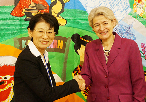 ユネスコ事務局長イリナ・ボコバさんと握手するJAM代表の塩飽隆子さん