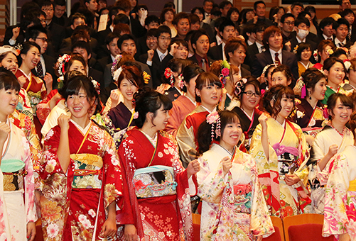 大人としての門出を祝った成人祝賀式