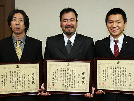 倒れていた高齢者を救護して感謝状を贈られた=右から=山崎さん、福山さん、奥道さん