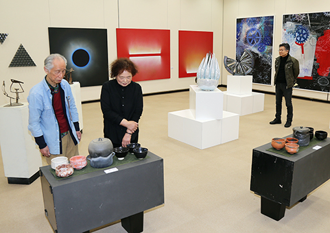 多彩な作品が並ぶ群象の会展