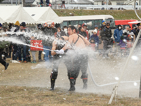 気温0度近い中、放水合戦も行われた消防出初式