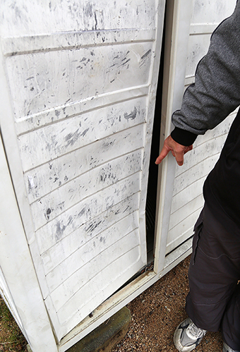 何者かによって損傷された物置