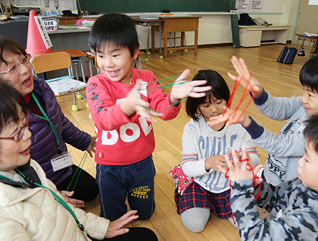 地域の高齢者と交流した昔遊び体験