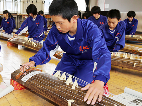 日本の伝統音楽に親しんだ体験授業