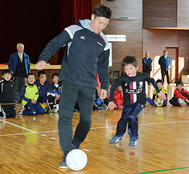 元Jリーガーの相馬崇人さんを招いたサッカー教室