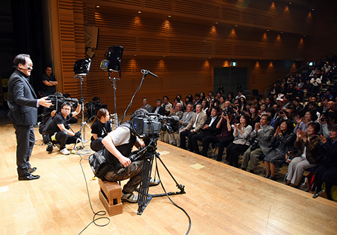 大勢の市民エキストラも参加した赤穂市文化会館ハーモニーホールでの撮影