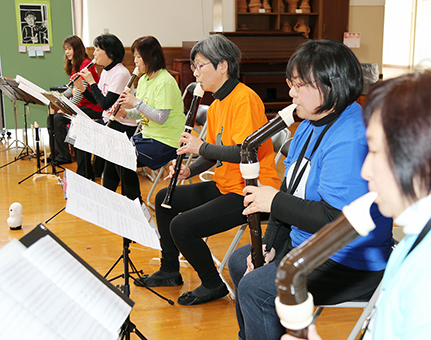 息の合った演奏で児童たちを楽しませた「アンサンブル ファンタジア リコ」のみなさん