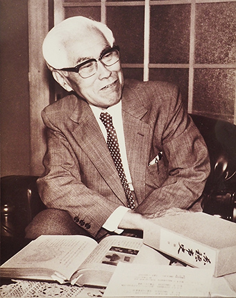 在りし日の松岡秀夫氏=有年考古館提供