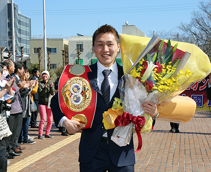 チャンピオンベルトを肩に掛け、市役所を表敬訪問した小國以載選手
