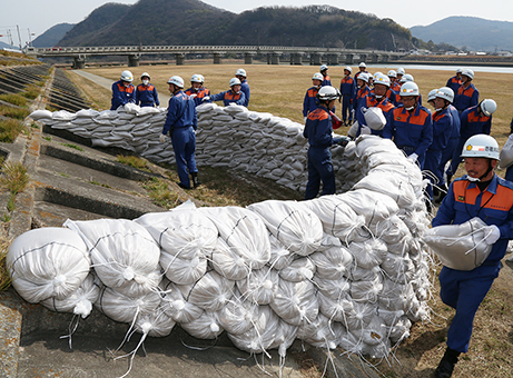 漏水による決壊から堤防を守る「月の輪工法」