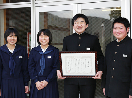 受賞を喜ぶ有年中生徒会役員のみなさん