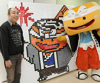 利用者約40人で作り上げた「陣たくん」アート
