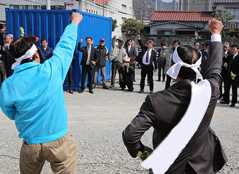 「がんばろう三唱」で決意を表した出陣式=一部画像を加工しています