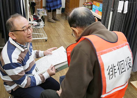 認知症のお年寄りが来店した場合を想定して行われた模擬訓練
