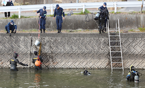 塩屋川で「ある事件の証拠品」を捜索する兵庫県警の捜査員